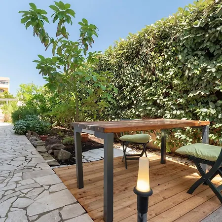 Charming Seafront With Garden And Patio Apartment