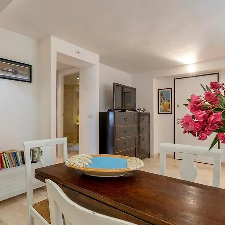 Charming Seafront With Garden And Patio